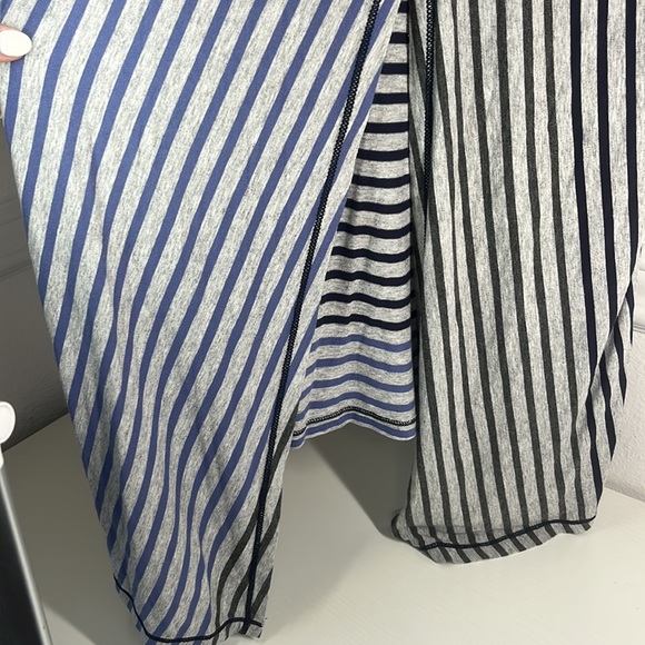 Super cute, open back button closure, striped tank top, dark blue and light blue - Picture 6 of 6